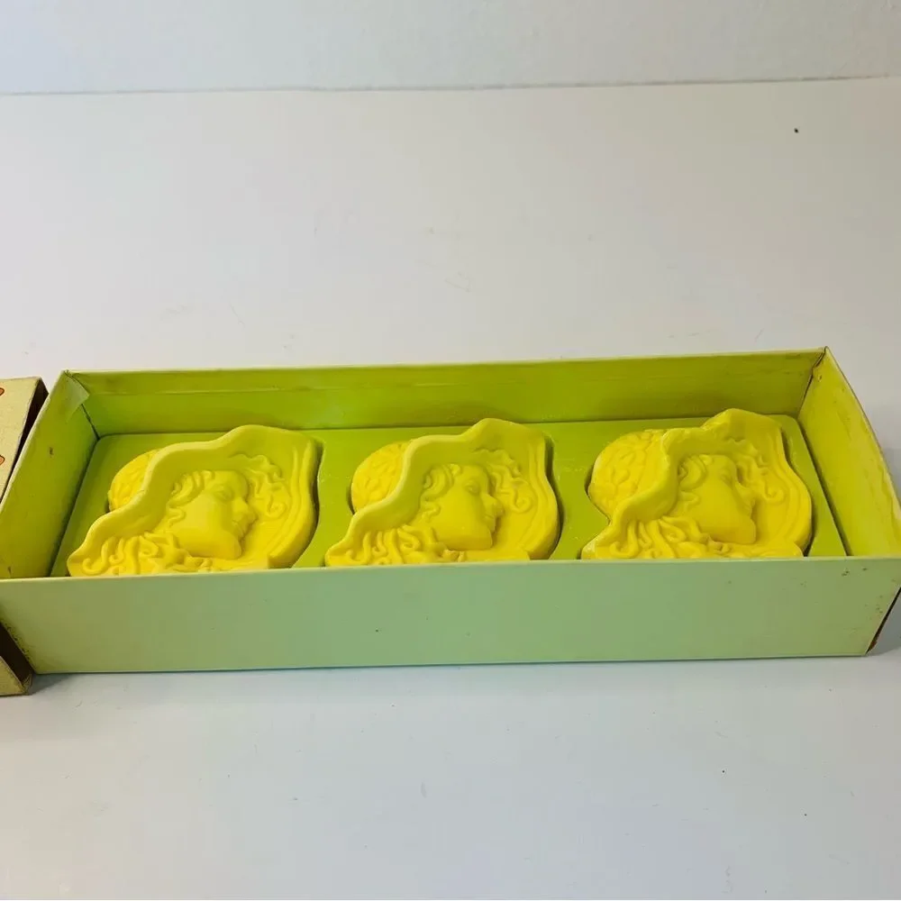 VTG‎ Avon Golden Beauties Soap Set NIB
